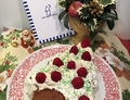 TORTA ALBERO DI NATALE CON CREMA, PANNA, LAMPONI