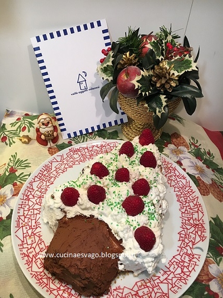 TORTA ALBERO DI NATALE CON CREMA, PANNA, LAMPONI