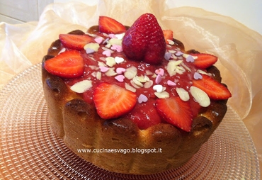 CHARLOTTE AL GELATO ALLA MANDORLA E FRAGOLE