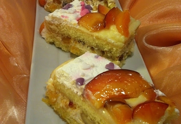 TORTA RIPIENA DI PESCHE, BANANE E CREMA