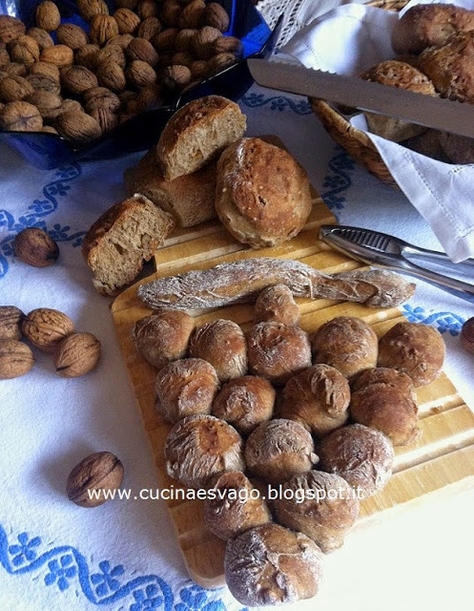 PANINI NERI AI CEREALI E NOCI, GUSTO E SAPORE