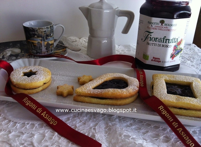BISCOTTI CON CONFETTURA AI FRUTTI DI BOSCO