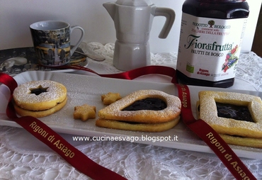 BISCOTTI CON CONFETTURA AI FRUTTI DI BOSCO