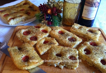 FOCACCIA PUGLIESE CON PATATE E POMODORINI
