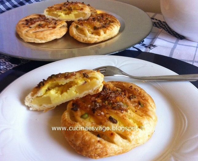 TORTINE DI SFOGLIA CON ANANAS E CREMA PASTICCERA