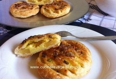 TORTINE DI SFOGLIA CON ANANAS E CREMA PASTICCERA