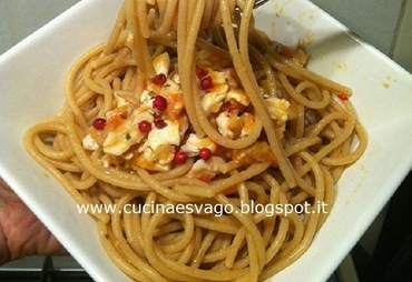 SPAGHETTI INTEGRALI CON ORATA E PEPE ROSA