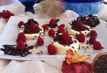 PANNA COTTA AI LAMPONI E CIOCCOLATO FONDENTE