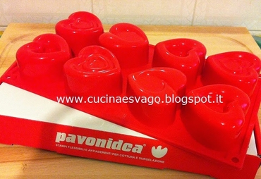 STAMPO "WITH LOVE 8 PORZIONI" E TEGLIA A CERNIERA SQUARE EASY CAKE PAVONIDEA