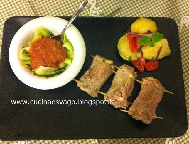 ZUCCHINA CRUDA CON SALSA DI POMODORO E PATATE ALLA SICILIANA … O QUASI