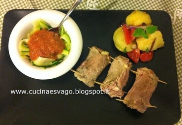 ZUCCHINA CRUDA CON SALSA DI POMODORO E PATATE ALLA SICILIANA … O QUASI
