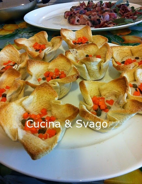 CESTINI DI PANE CON FORMAGGIO FRESCO