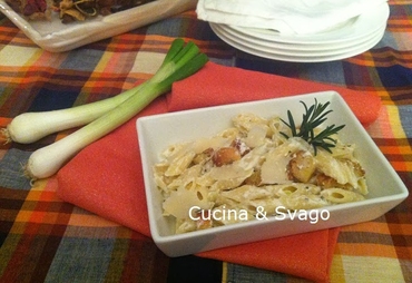 PASTA CON RICOTTA, CIPOLLOTTI E CROSTINI DI PANE