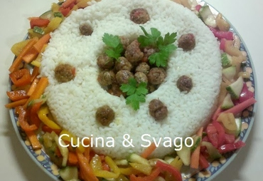 ANELLO DI RISO CON POLPETTINE E VERDURE SALTATE AL WOK