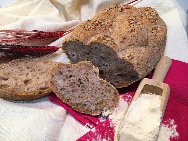 PANE CASERECCIO CON NOCI E SEMI DI GIRASOLE