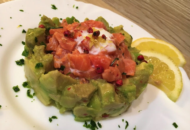 TARTARE DI AVOCADO E SALMONE FRESCO