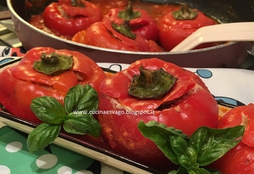 PEPERONI RIPIENI DI CARNE AL SUGO DI POMODORO