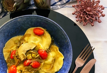 RAVIOLI DI PATATE E PORRI CON SUGO AI CARCIOFI