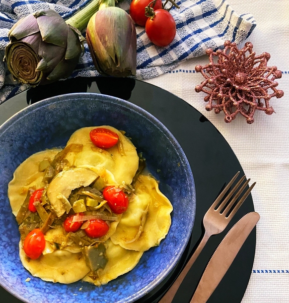 RAVIOLI DI PATATE E PORRI CON SUGO AI CARCIOFI