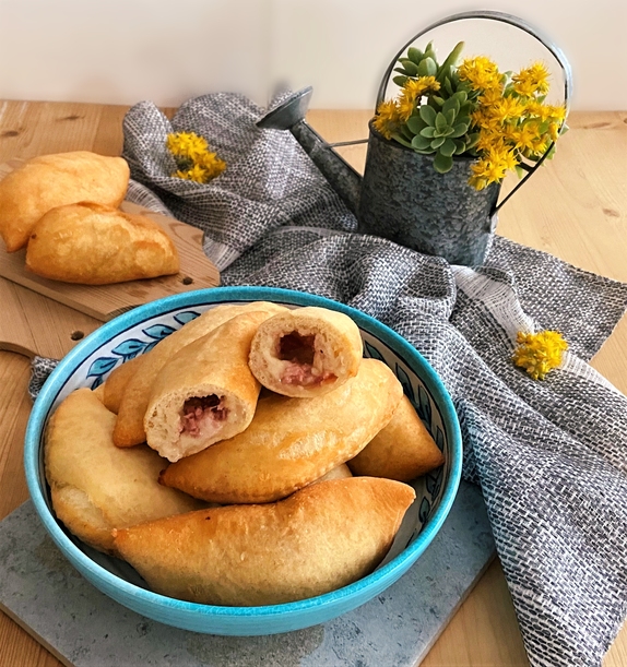 PANZEROTTI FRITTI CON MOZZARELLA E MORTADELLA