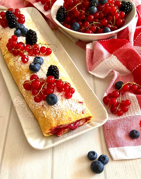 ROTOLO CON CREMA PASTICCERA E FRUTTI DI BOSCO