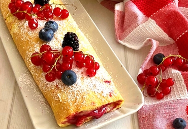 ROTOLO CON CREMA PASTICCERA E FRUTTI DI BOSCO