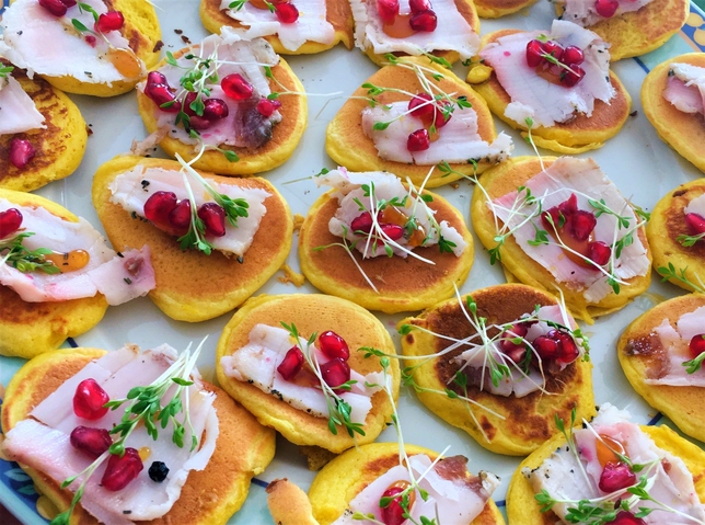 BLINIS CON LARDO, MIELE DI CASTAGNO E CRESCIONE