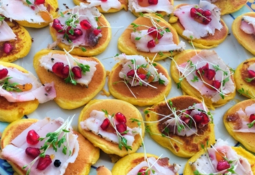 BLINIS CON LARDO, MIELE DI CASTAGNO E CRESCIONE