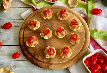 CESTINI DI PANE BIANCO CON AVOCADO E SALMONE