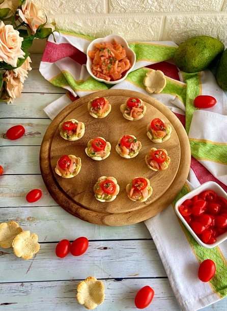 CESTINI DI PANE BIANCO CON AVOCADO E SALMONE