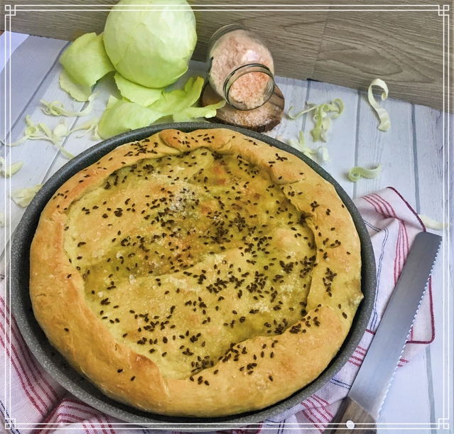 FOCACCIA RIPIENA DI CAVOLO, SALSICCIA E FONTINA