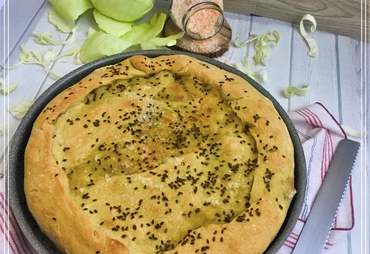 FOCACCIA RIPIENA DI CAVOLO, SALSICCIA E FONTINA