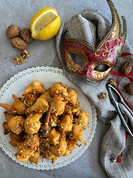 FRITTELLE DI CARNEVALE CON MIELE E NOCI