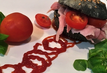 PANINI NERI AL SESAMO FARCITI CON FANTASIA