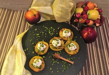 PESCHE AL CAPRINO E MIELE: ANTIPASTO ESTIVO