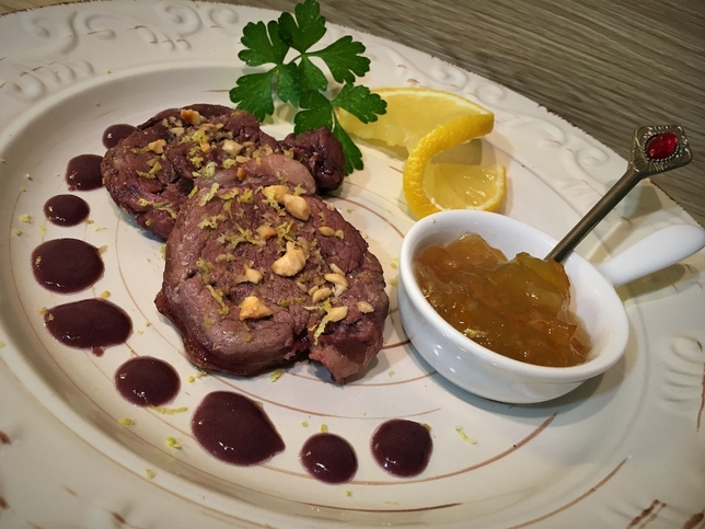 FILETTO DI MAIALE CON SALSA AL VINO ROSSO