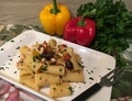 PASTA CON PESCE SPADA, PEPERONI E OLIVE