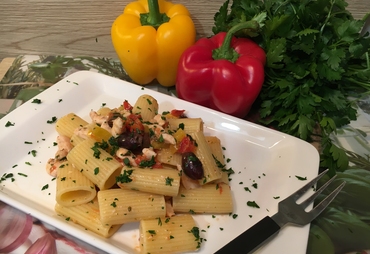 PASTA CON PESCE SPADA, PEPERONI E OLIVE
