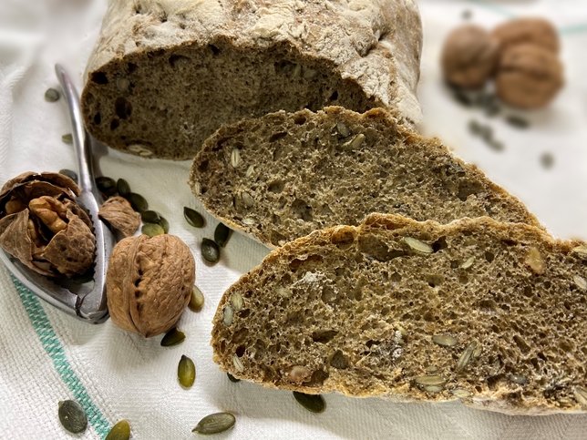 PANE FATTO IN CASA CON NOCI E SEMI DI ZUCCA