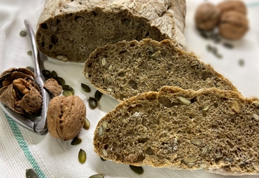 PANE FATTO IN CASA CON NOCI E SEMI DI ZUCCA