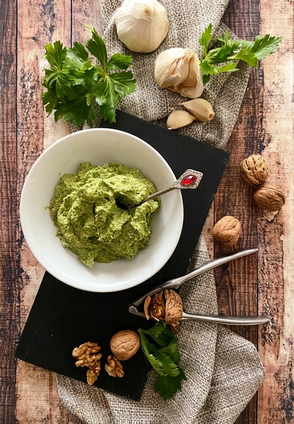 PESTO DI SEDANO E NOCI: RICETTA VELOCE E BUONA