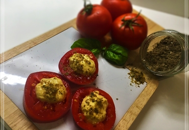 POMODORI CON SALSA TONNATA E POLVERE DI CAPPERI