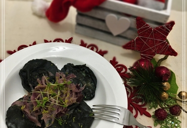 RICETTA RAVIOLI AL NERO DI SEPPIA CON BACCALA’