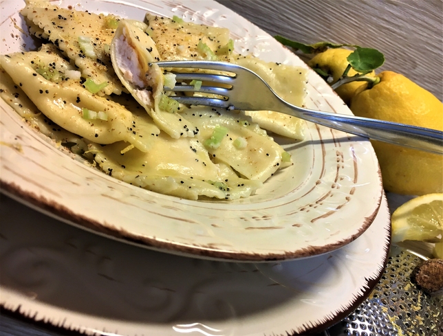 RAVIOLI RIPIENI DI RICOTTA E SALMONE AFFUMICATO