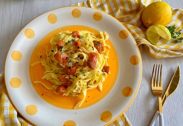 TAGLIATELLE AL SALMONE CON SFERE DI PROSECCO