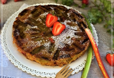 TORTA CON RABARBARO E FRAGOLE: DELIZIA ESTIVA