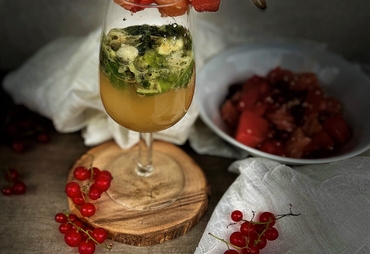 SALMONE NORVEGESE, ANGURIA E RIBES MARINATI