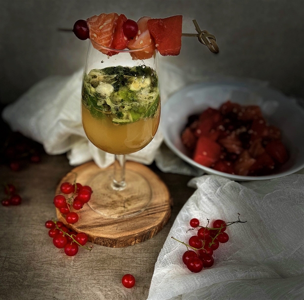 SALMONE NORVEGESE, ANGURIA E RIBES MARINATI