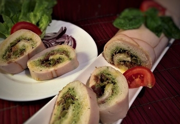 ARROTOLATO DI POLLO E PESTO ALLE MANDORLE