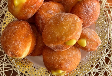 BOMBOLONI RIPIENI DI CREMA: FRITTI DI CARNEVALE